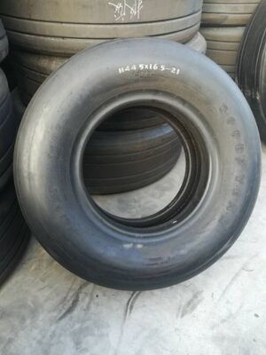 Certified By PIANC Tugboat Roller Fenders Providing Impact Absorption And Protection For Tugboats In Marine Environments